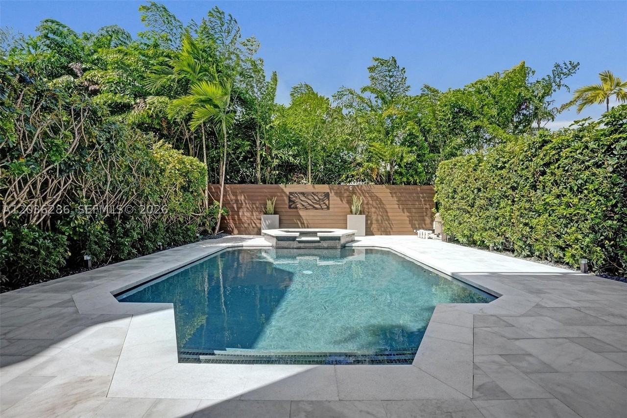 453 Sw 5th Ave - Photo 4 of 50