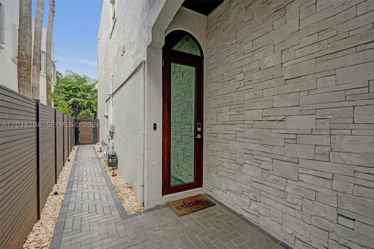 453 Sw 5th Ave - Photo 5 of 50