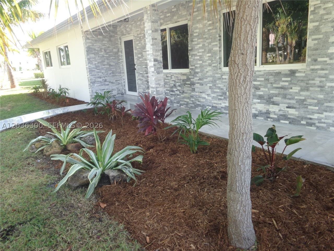 1565 Thumb Point Dr - Photo 4 of 50