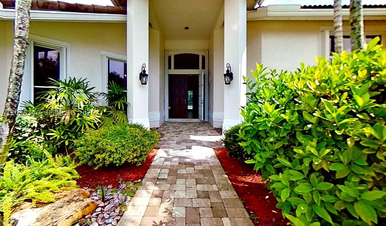 405 Sabal Way - Photo 2 of 22