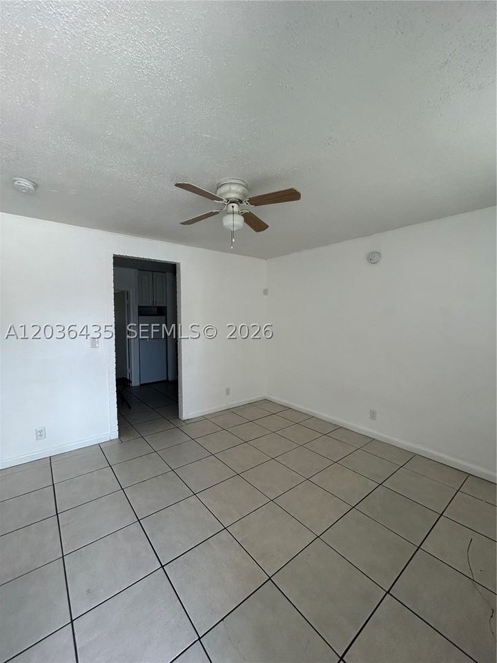 1045 N Andrews Ave #3 - Photo 2 of 11