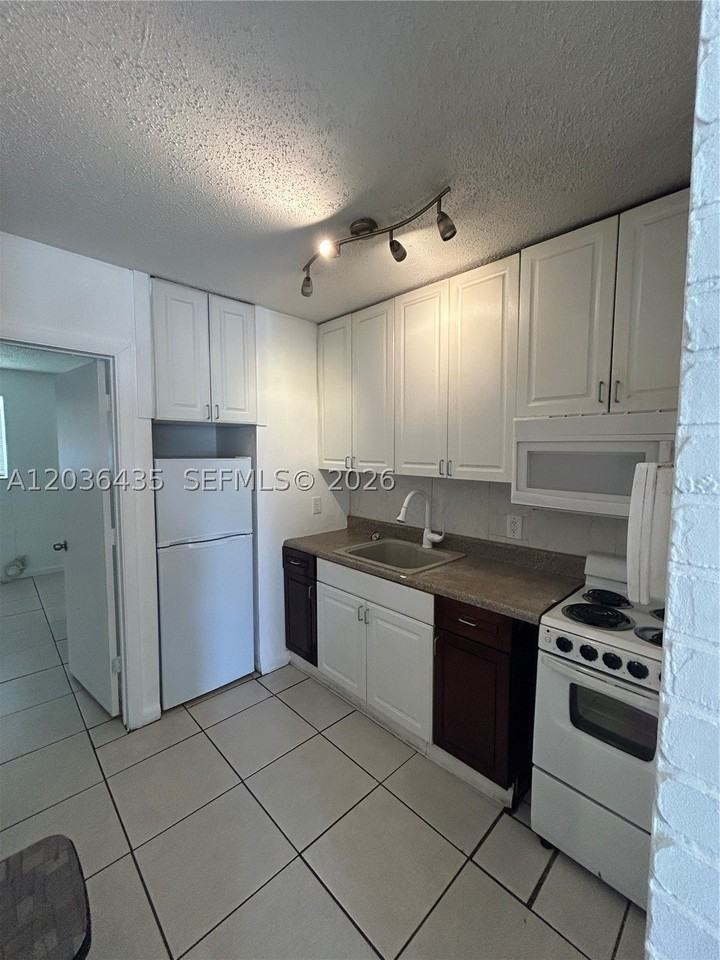1045 N Andrews Ave #3 - Photo 3 of 11