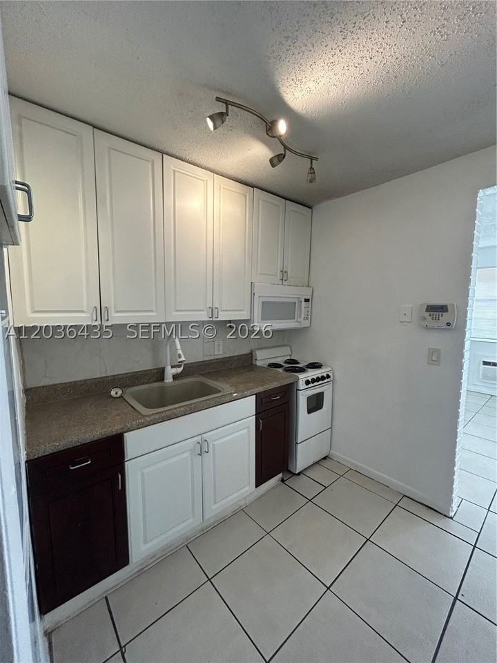 1045 N Andrews Ave #3 - Photo 4 of 11