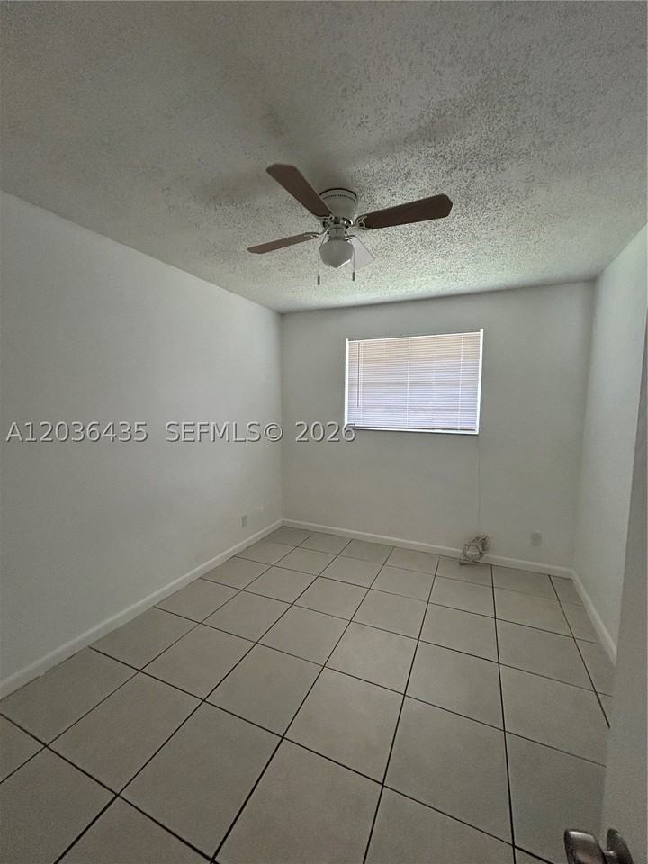 1045 N Andrews Ave #3 - Photo 5 of 11