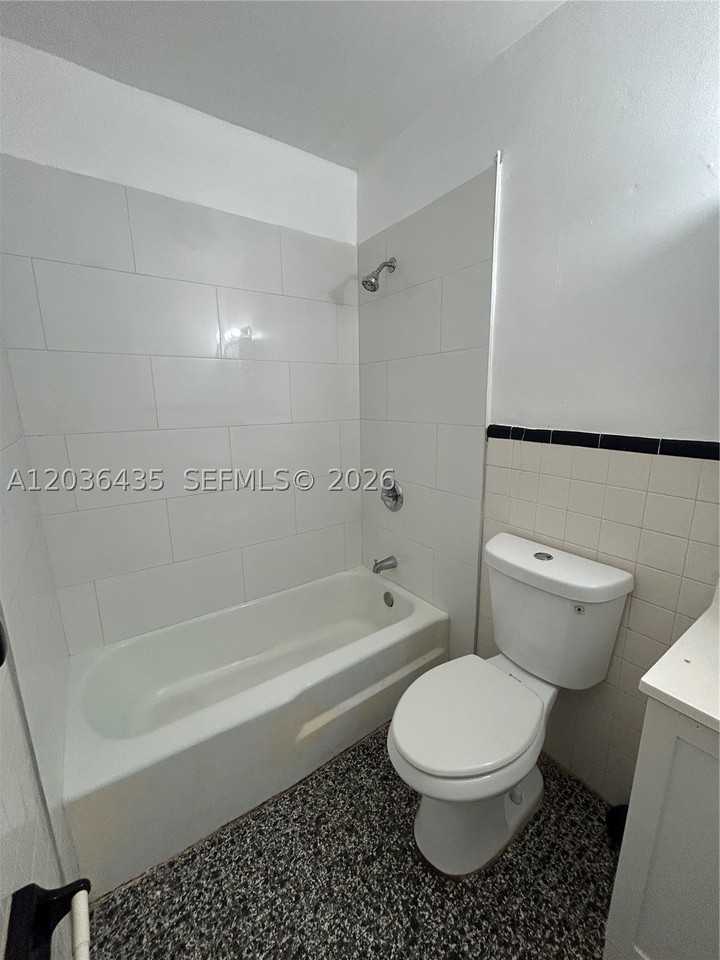 1045 N Andrews Ave #3 - Photo 6 of 11