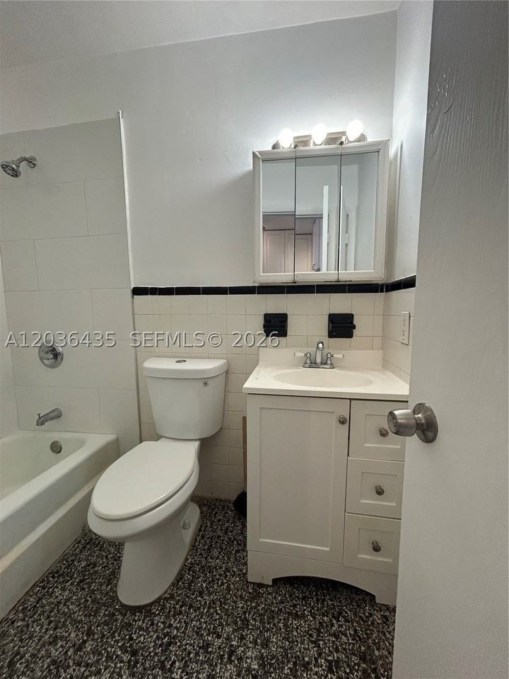 1045 N Andrews Ave #3 - Photo 7 of 11