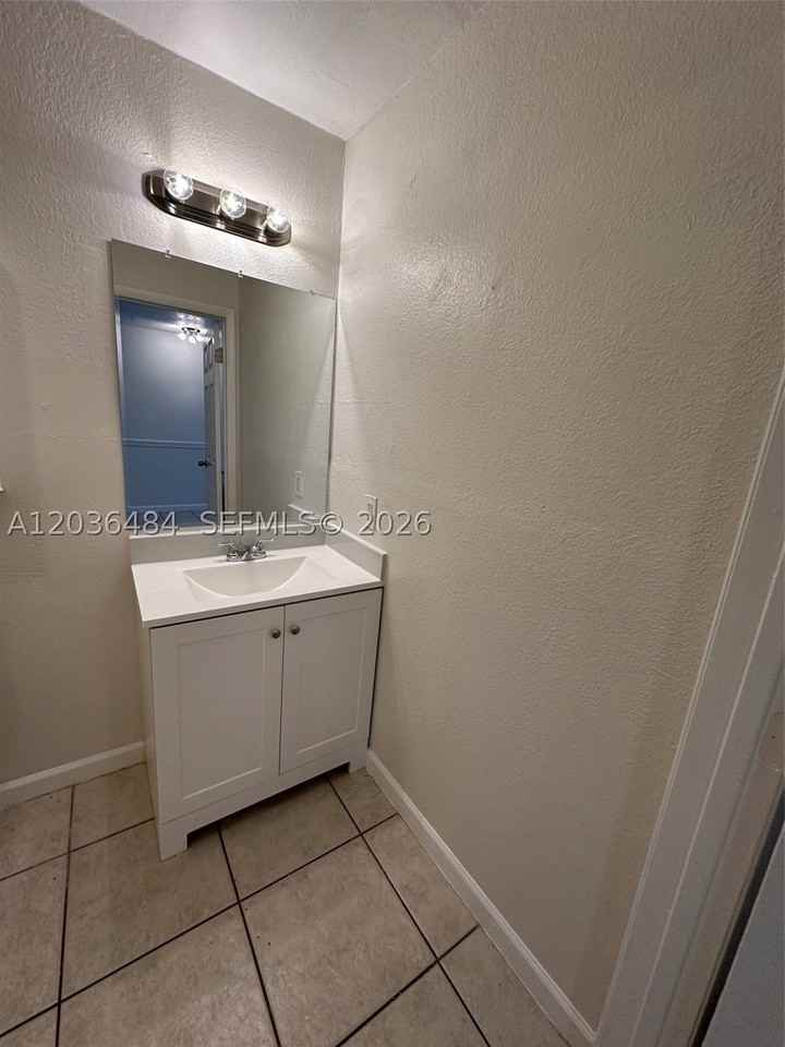1245 Ne 15th Ave #B - Photo 5 of 10