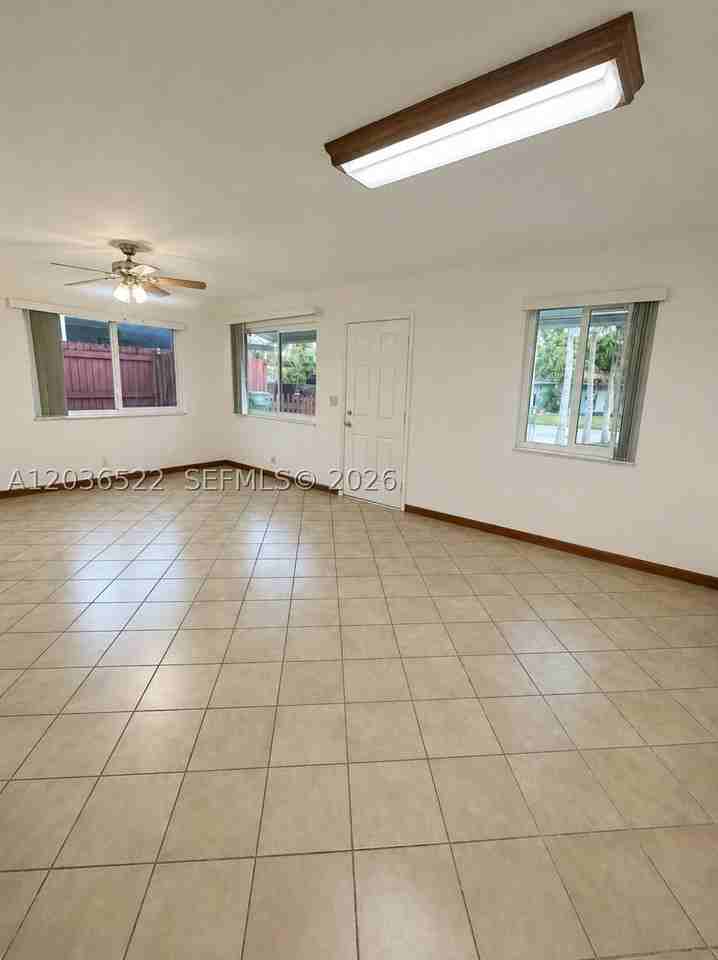 1005 Sw 30th St #1007 - Photo 3 of 14