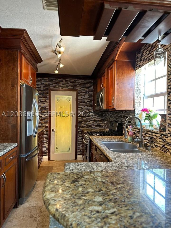 707 Sw 3rd Ave - Photo 5 of 22