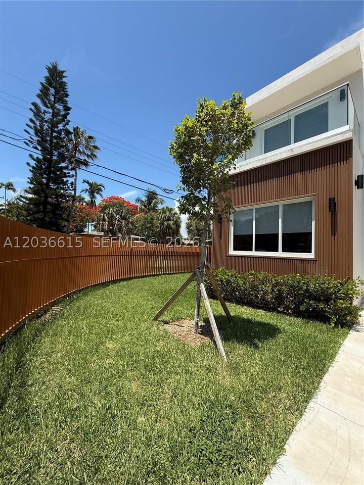 3326 Elizabeth St - Photo 5 of 50