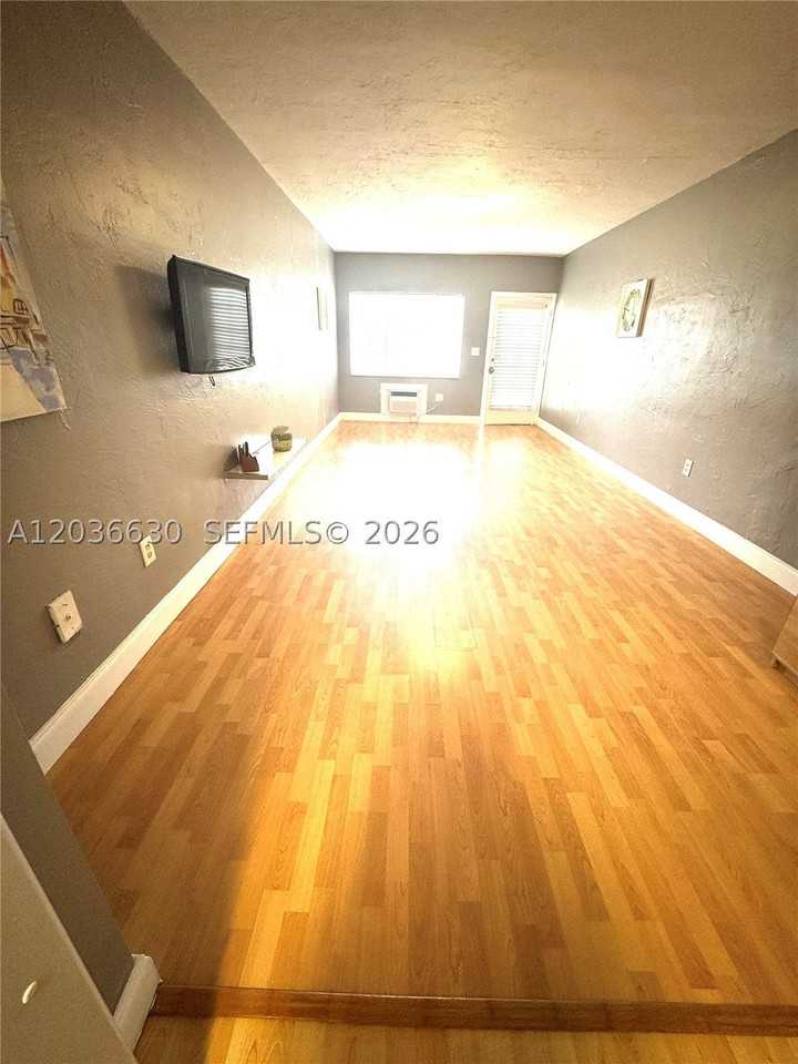 1611 West Ave #10 - Photo 2 of 12