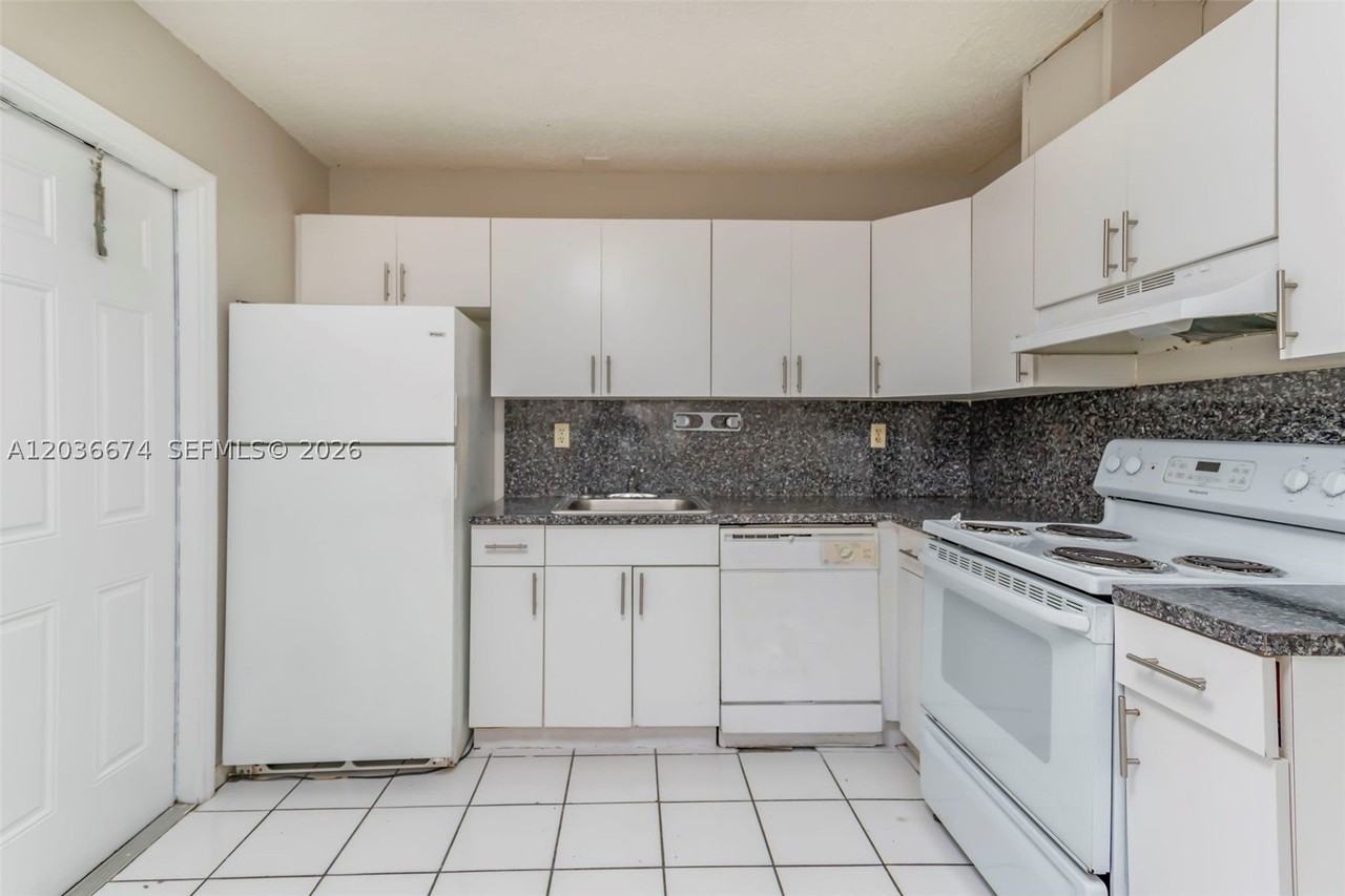 6331 Pierce St #1 - Photo 4 of 27