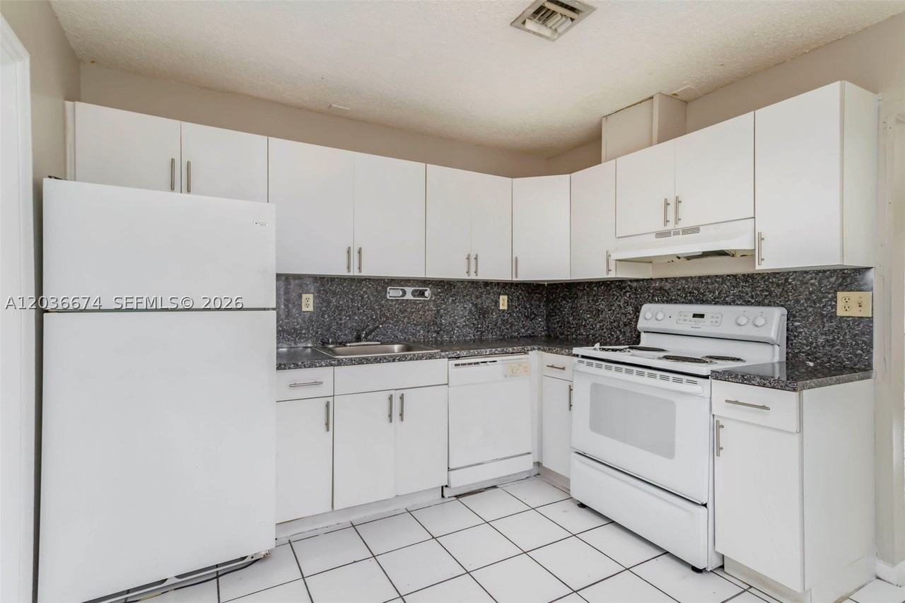 6331 Pierce St #1 - Photo 5 of 27