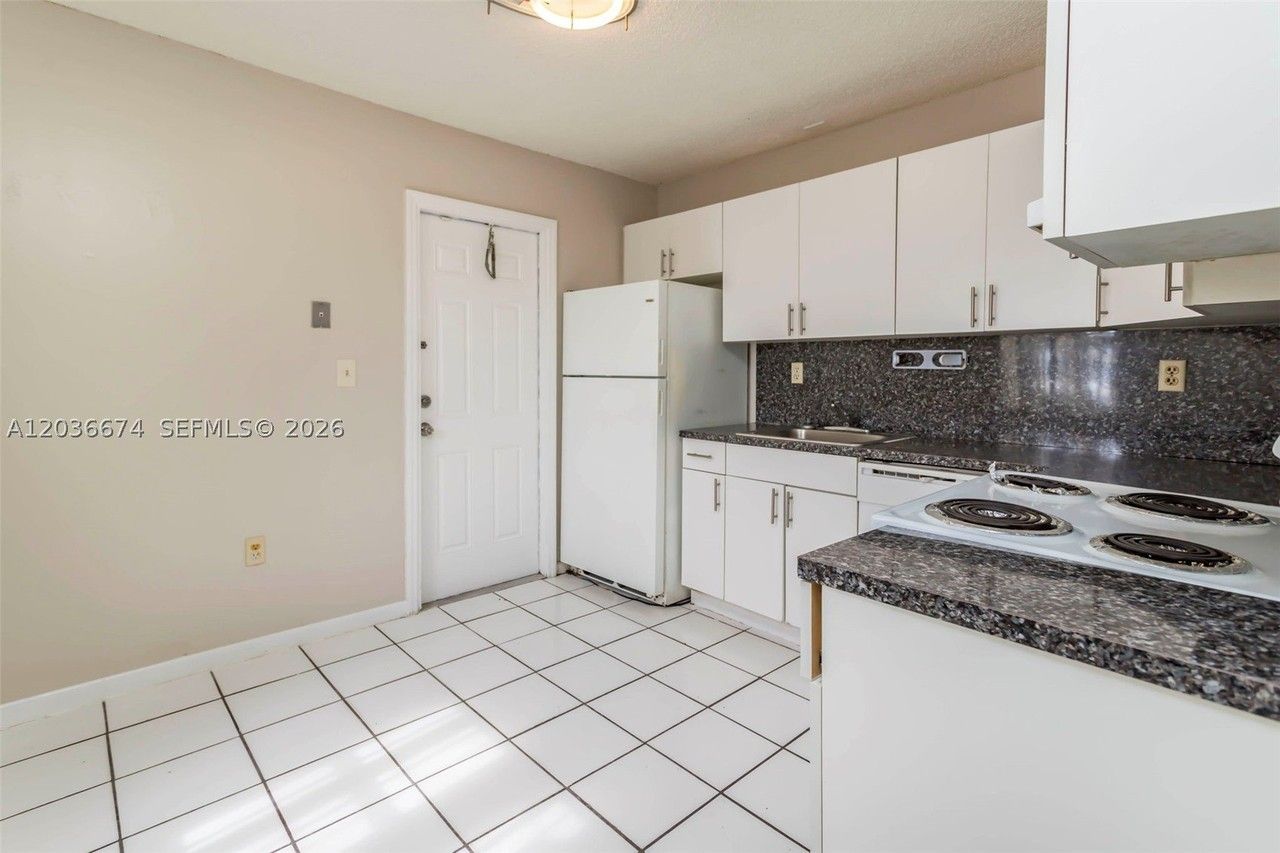 6331 Pierce St #1 - Photo 6 of 27