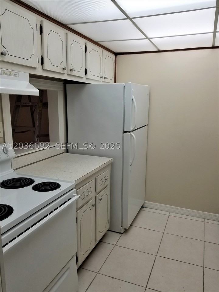 14201 N Kendall Dr #405D - Photo 4 of 38