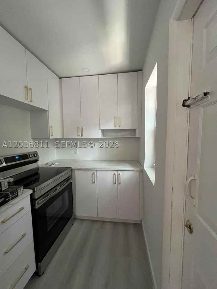 602 Sw 13th Ave #4 - Photo 2 of 10