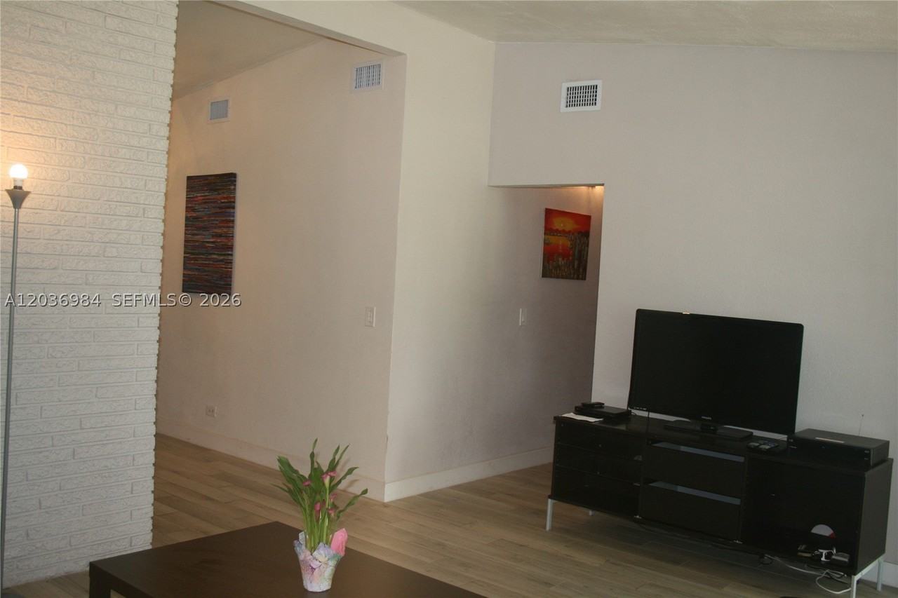 621 Sw 64th Way #1 - Photo 4 of 20