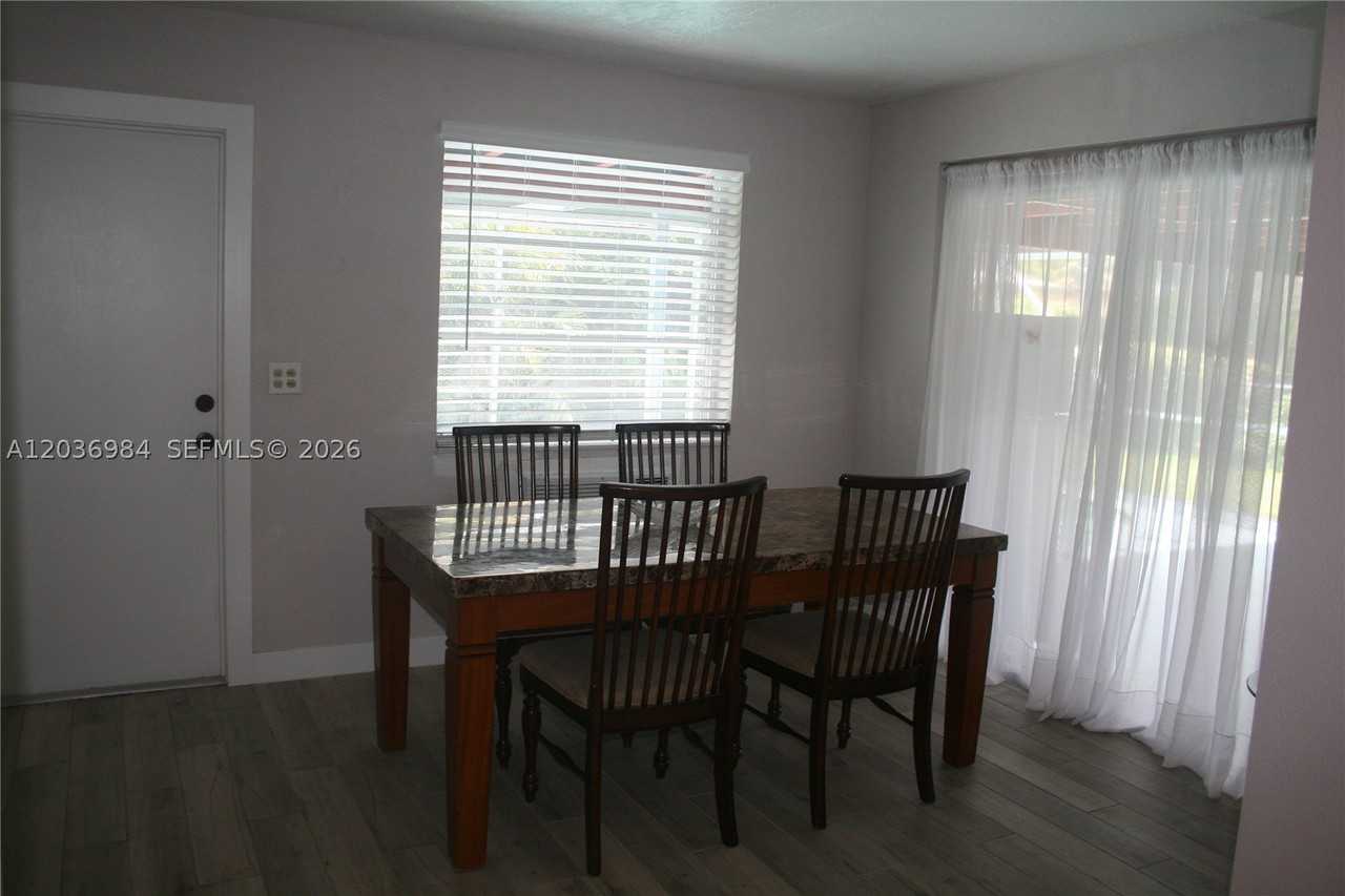 621 Sw 64th Way #1 - Photo 5 of 20