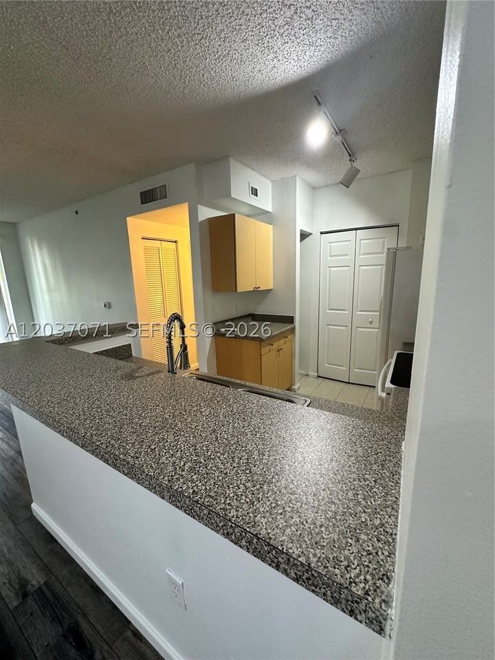 8050 N Nob Hill Rd #102 - Photo 3 of 10