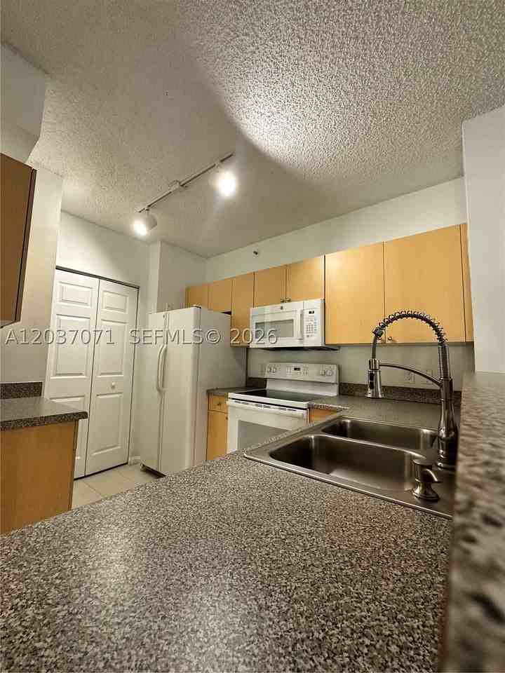 8050 N Nob Hill Rd #102 - Photo 4 of 10