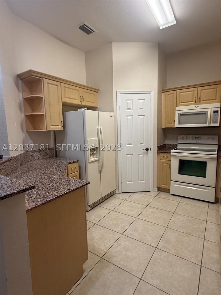 1657 Se 23rd Way #1657 - Photo 5 of 14