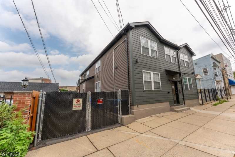 335 Henry St Apt 3 - Photo 3 of 25