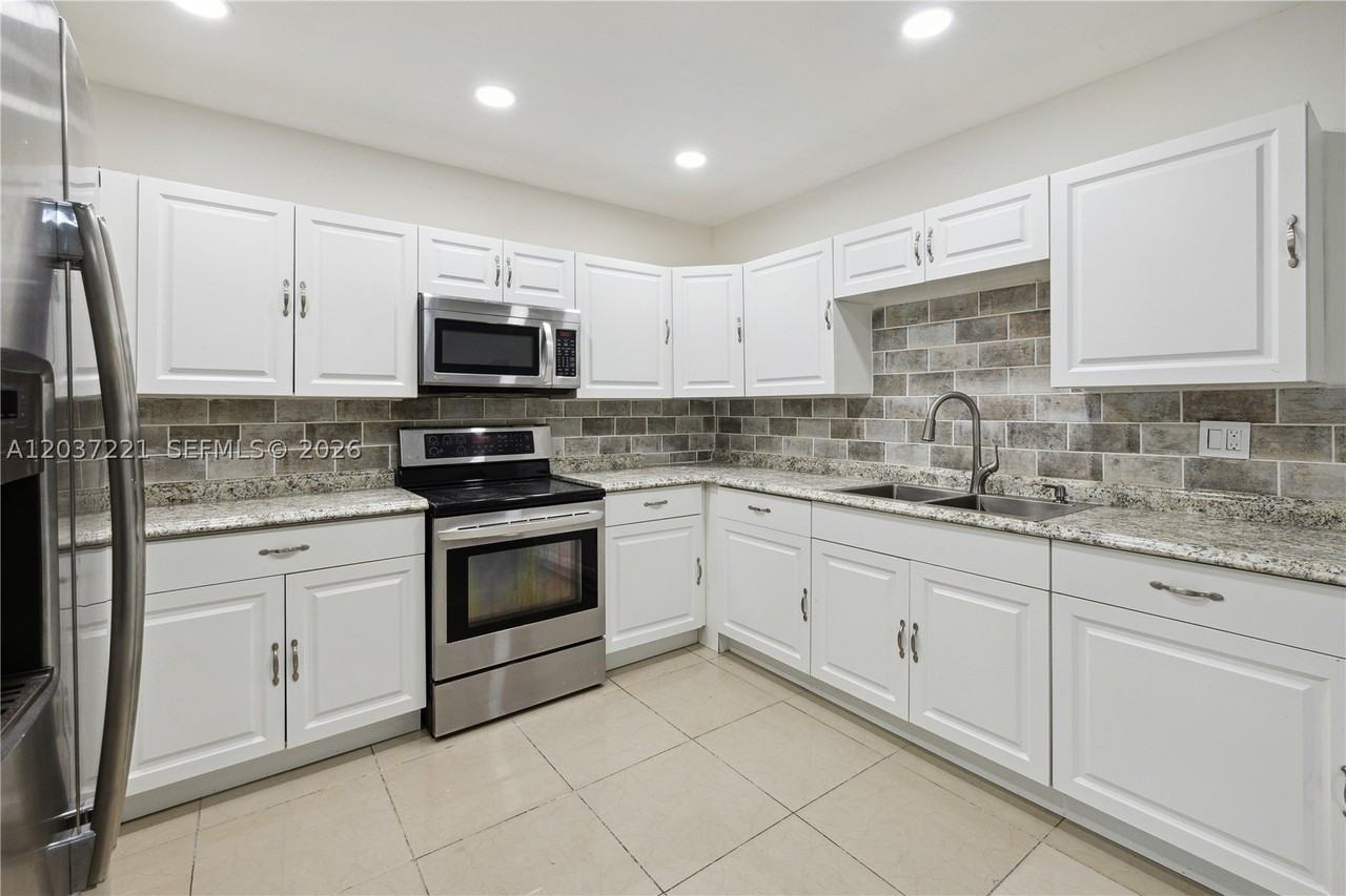 15131 Sw 58th St - Photo 4 of 12