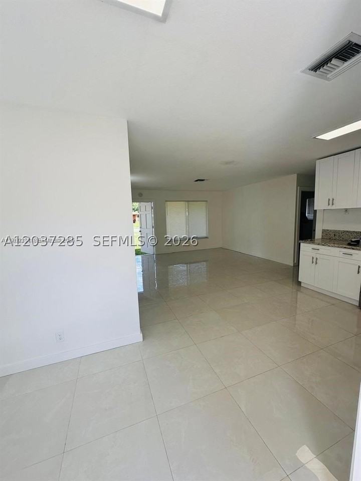 2620 Nw 14th Ct #2620 - Photo 4 of 13