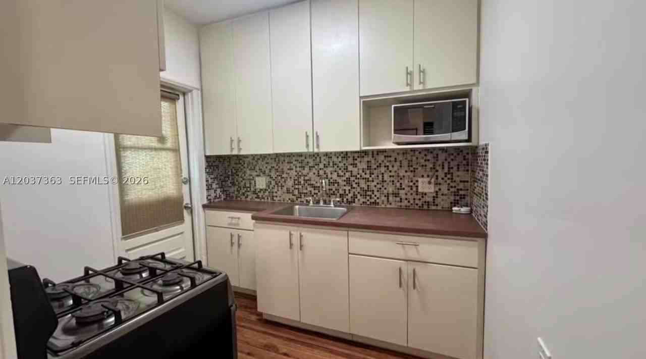 751 Euclid Ave #2 - Photo 4 of 9