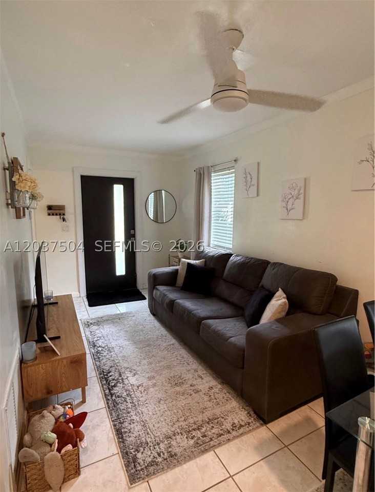 612 W Drew St #E - Photo 5 of 10