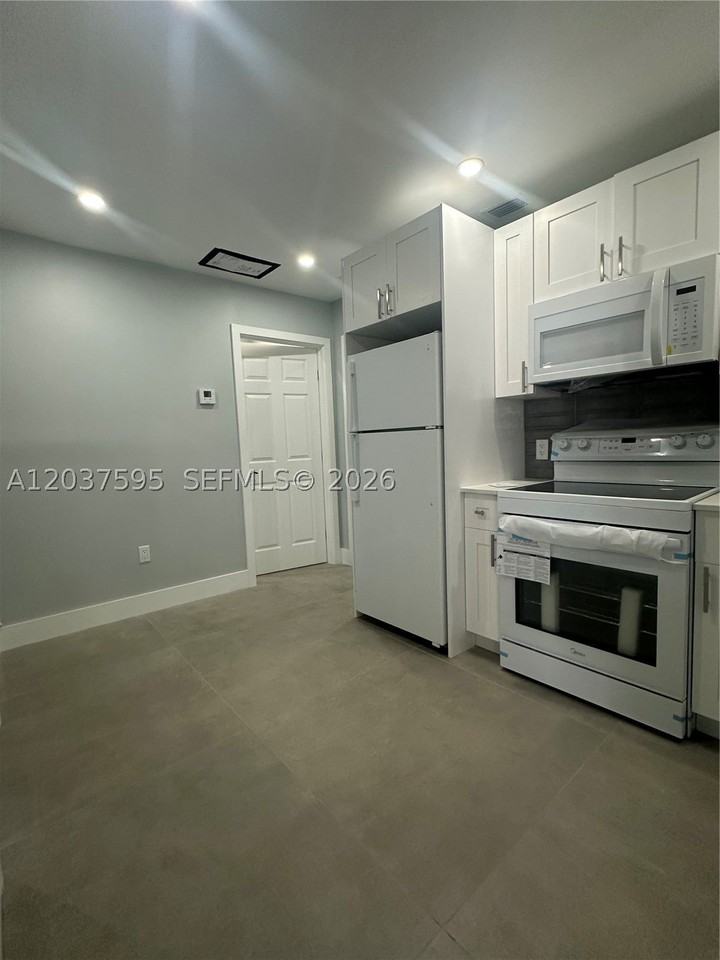 1628 Nw 15th St #B - Photo 3 of 10