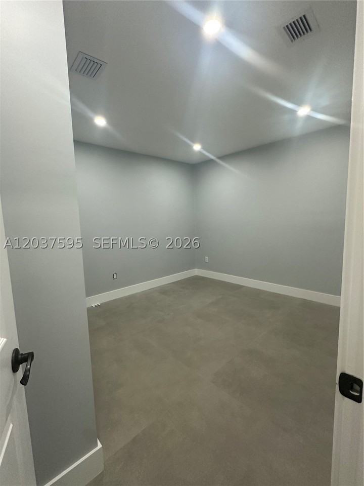 1628 Nw 15th St #B - Photo 6 of 10