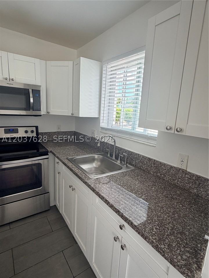 1315 N 22nd Ave #A2 - Photo 6 of 11