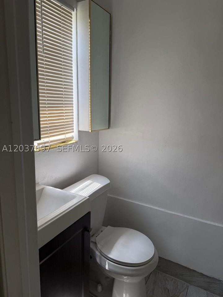 1324 N 58th Ave #1 - Photo 3 of 8