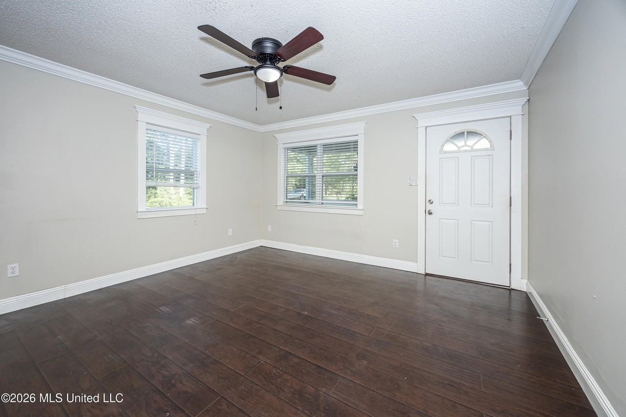 20608 Scarborough Rd - Photo 7 of 50