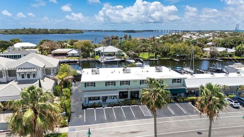 23 Royal Palm Pt #B - Photo 2 of 32