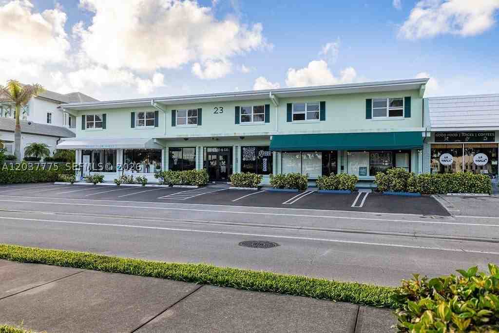 23 Royal Palm Pt #B - Photo 3 of 32