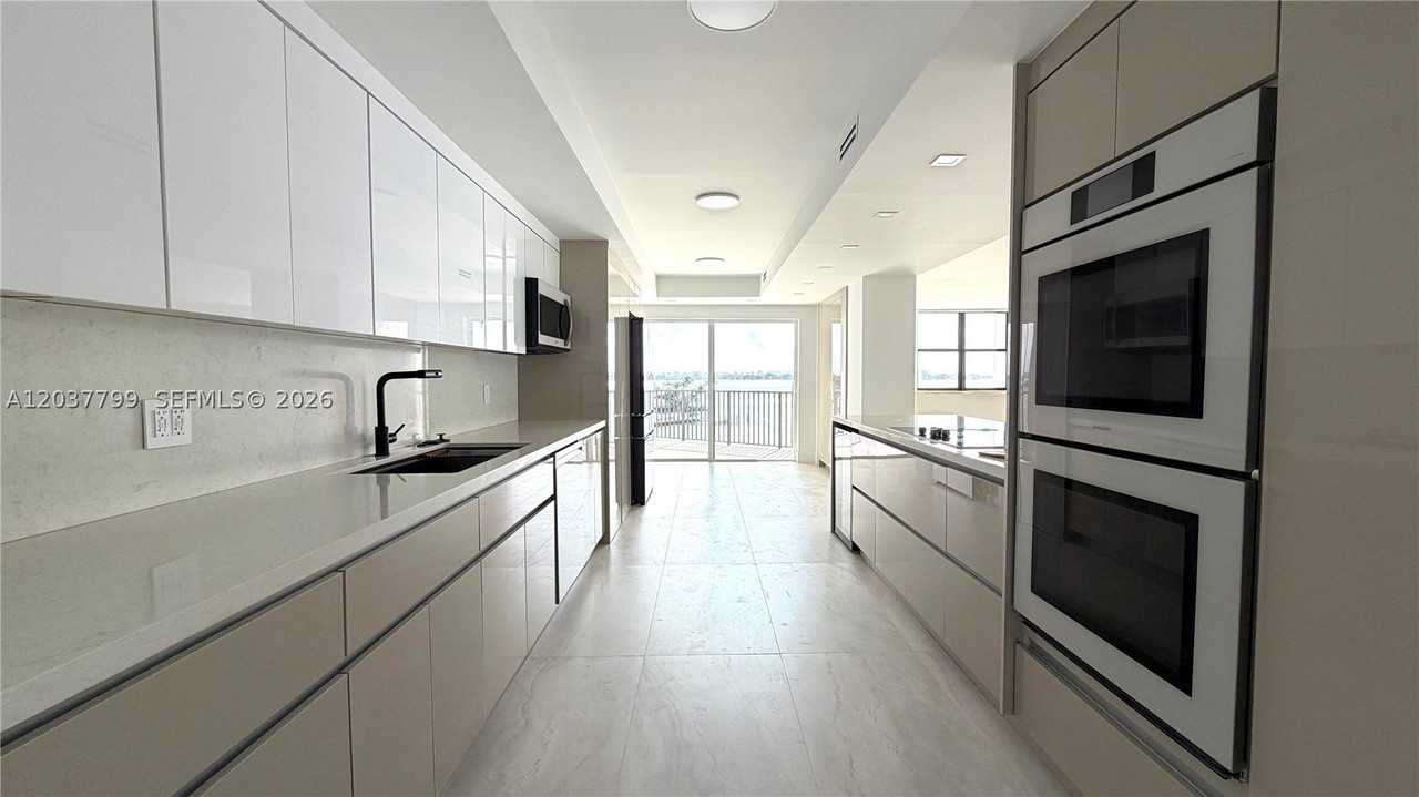 1800 Ne 114th St #604 - Photo 3 of 29