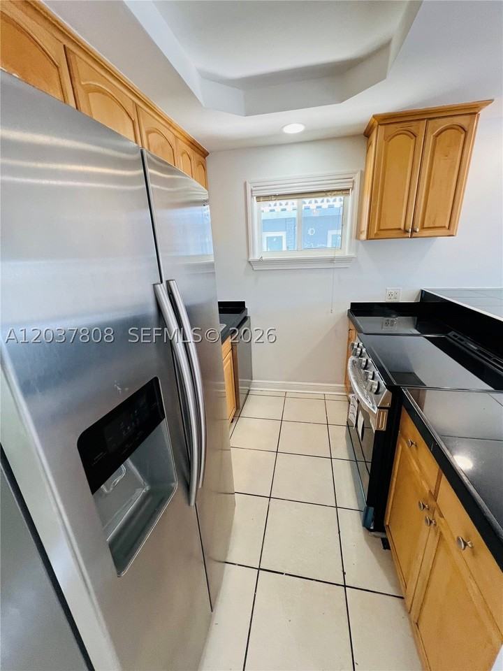 2033 Calais Dr #5 - Photo 6 of 39