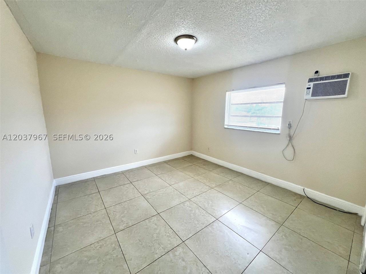 685 Ne 85th St #9 - Photo 3 of 5