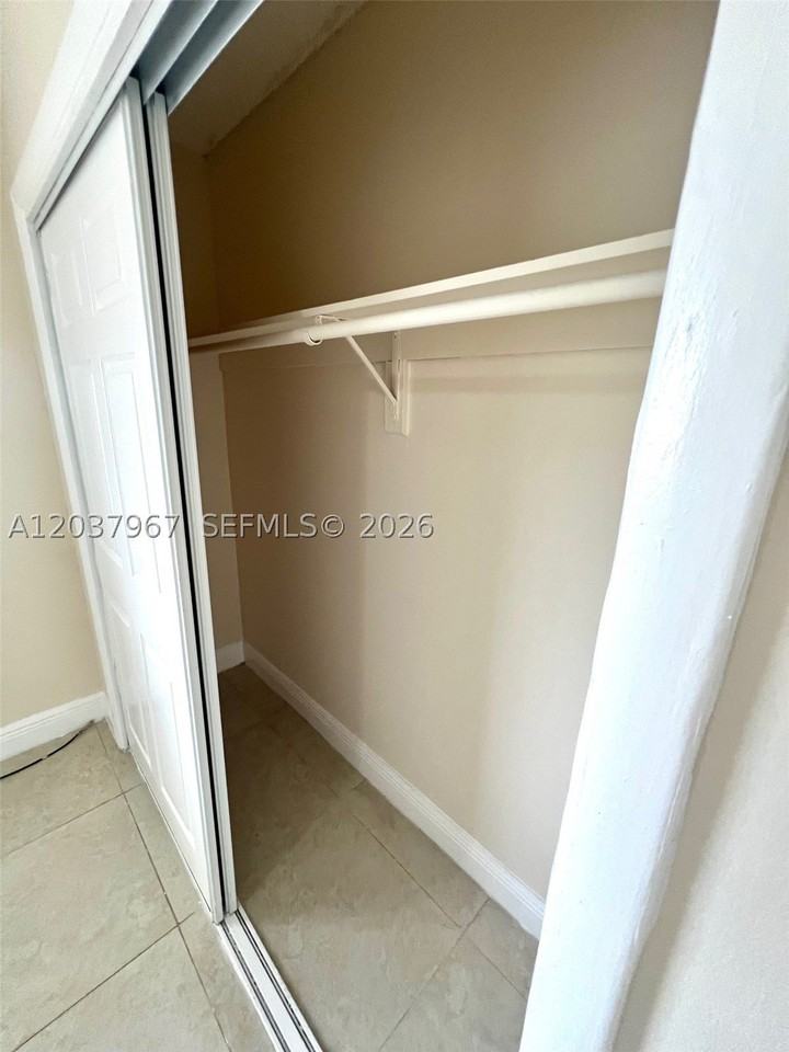 685 Ne 85th St #9 - Photo 4 of 5