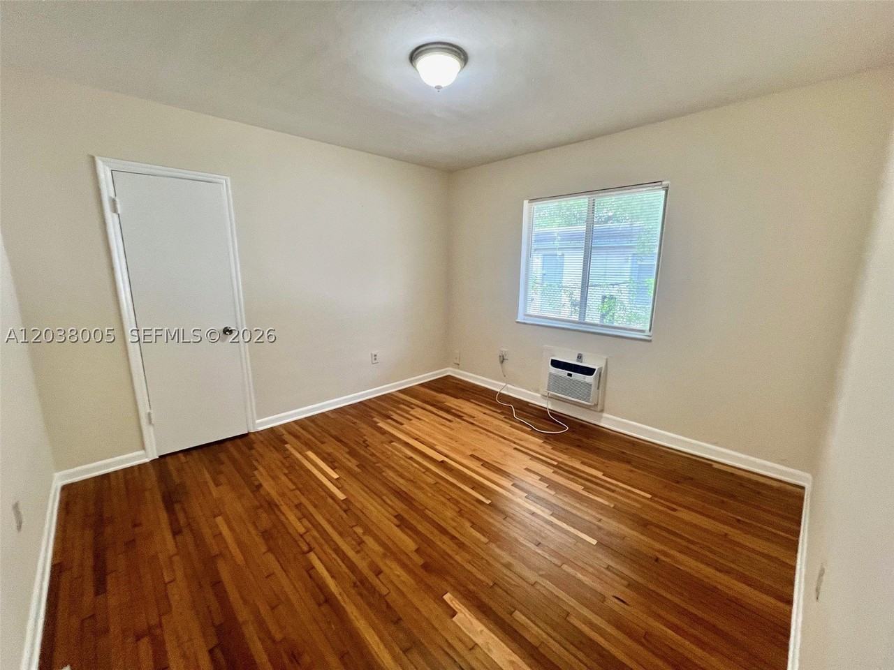 692 Ne 85th St #5 - Photo 4 of 5
