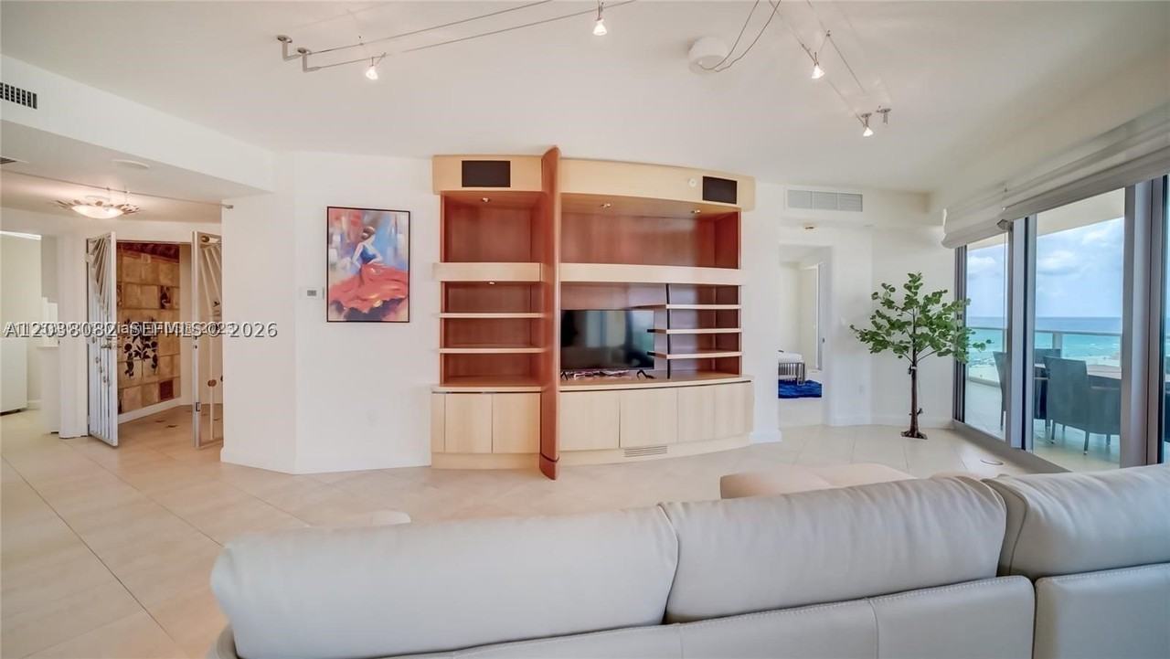 1455 Ocean Dr #902 - Photo 6 of 39
