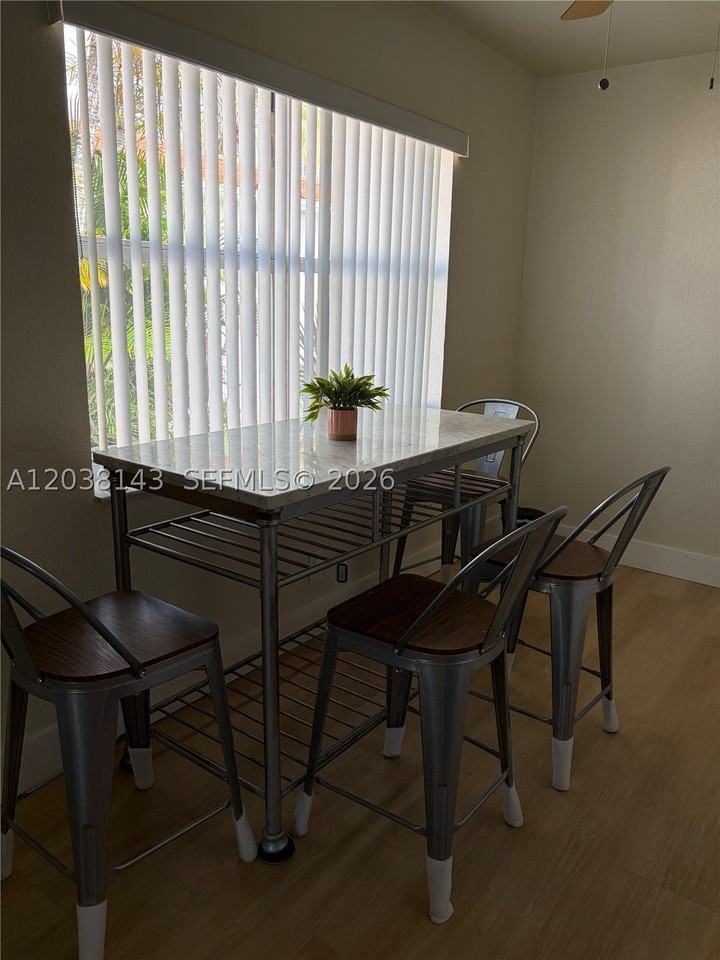 1635 Dewey St #B - Photo 2 of 14