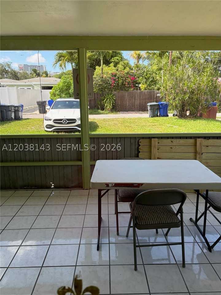 1635 Dewey St #B - Photo 3 of 14