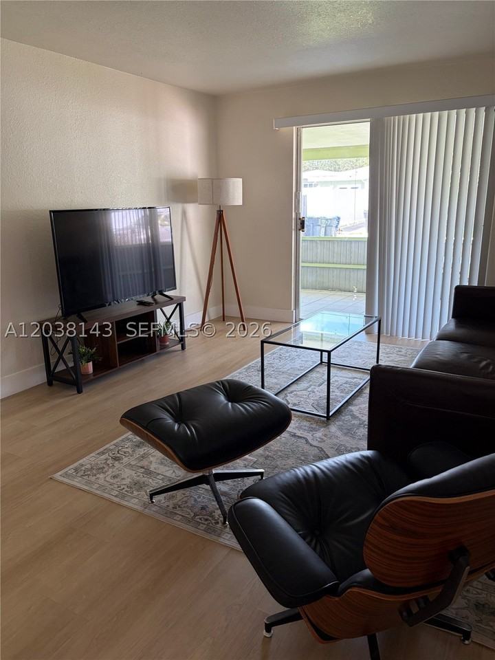 1635 Dewey St #B - Photo 4 of 14