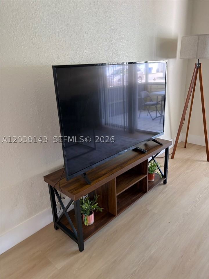 1635 Dewey St #B - Photo 5 of 14