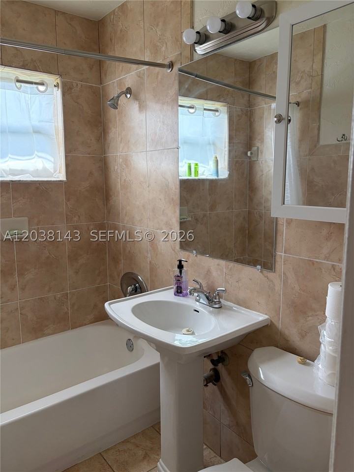 1635 Dewey St #B - Photo 7 of 14