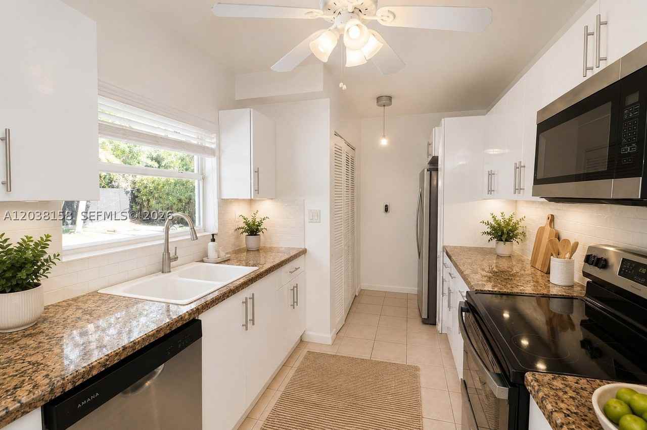 8025 Sw 62nd Pl #0 - Photo 6 of 16