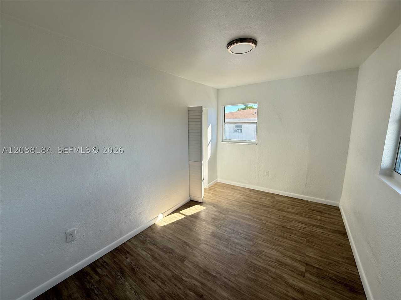 236 Sw 10th Ave #B - Photo 7 of 11